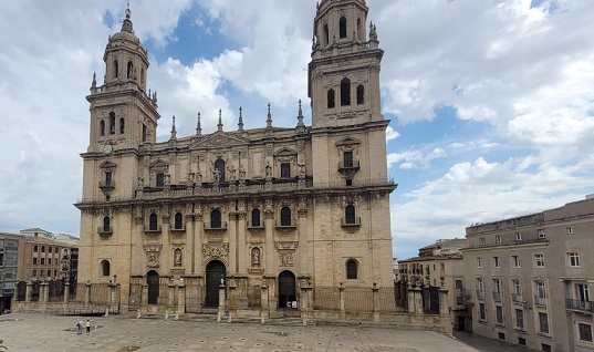 Plaza de Santa María de Jaén — corazón del casco histórico con la Catedral al fondo