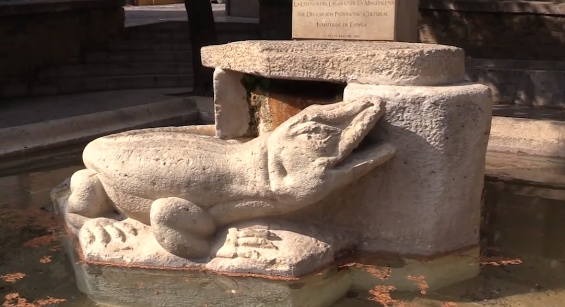Estatua del Lagarto de la Magdalena en Jaén — obra de Damián Rodríguez Callejón — Barrio de la Magdalena